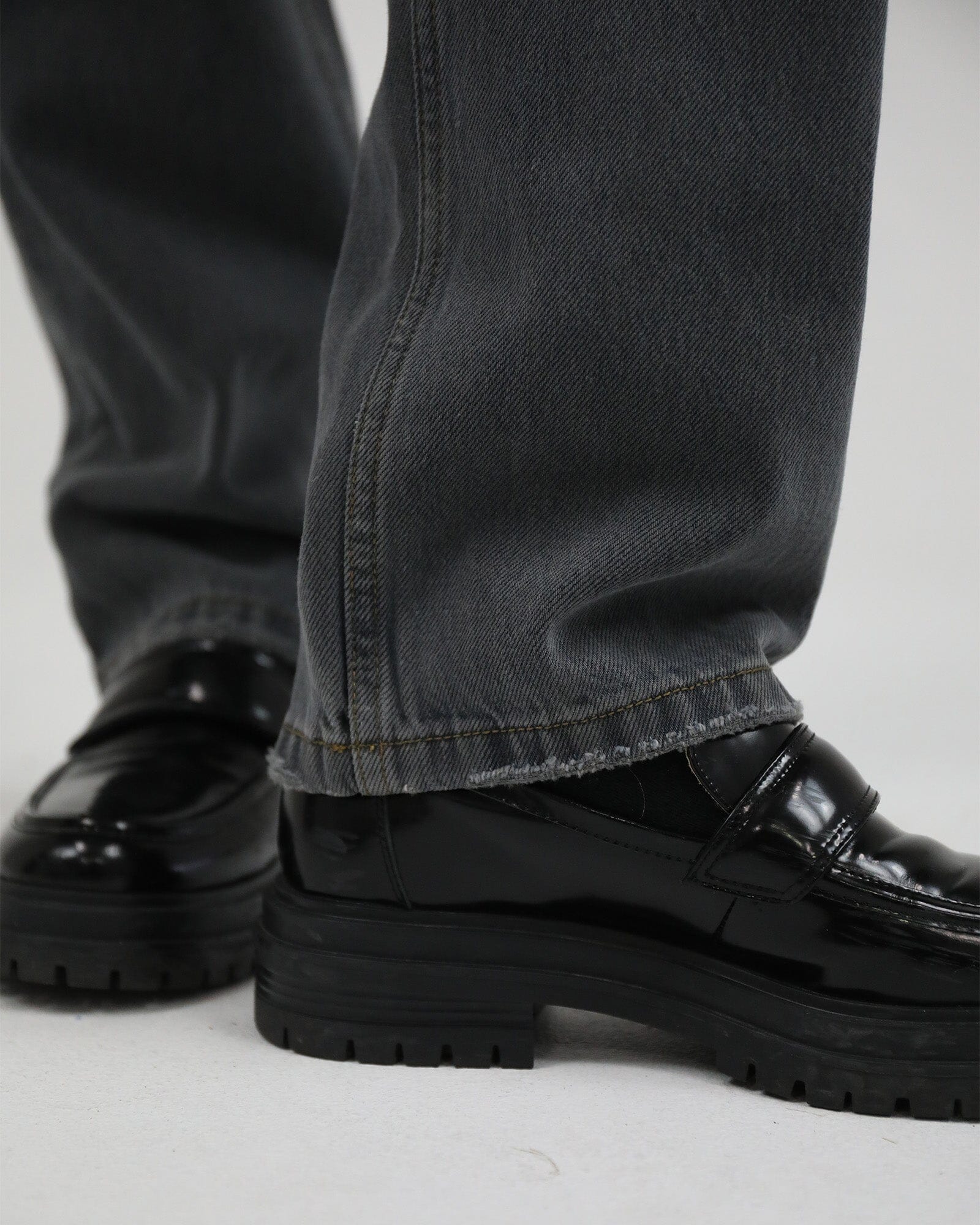 Mid Rise Straight Leg Jean : Vintage Black